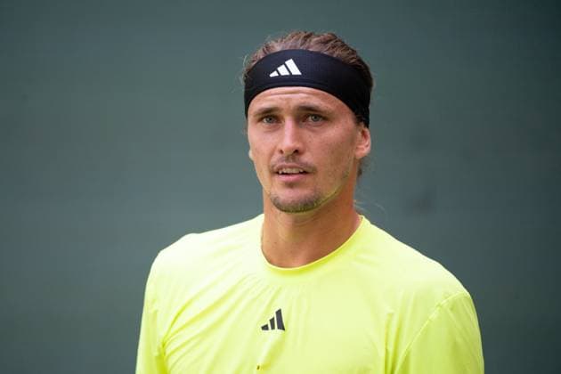 Alexander ZVEREV (GER) schaut entsetzt auf die Tribuene, Eine herabgefallene Werbetafel hat eine Zuschauerin auf der Tribuene verletzt, Feature, Symbolfoto, Randmotiv, Marcos Giron (USA) vs. Alexander Zverev (GER) Tennis Terra Wortmann Open 2025 am 18.06.2025 in der OWL Arena Halle Westfalen, Deutschland. Â