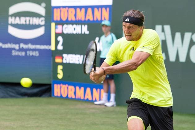 Alexander ZVEREV (GER) Aktion Marcos Giron (USA) vs. Alexander Zverev (GER) Tennis Terra Wortmann Open 2025 am 18.06.2025 in der OWL Arena Halle Westfalen, Deutschland. Â