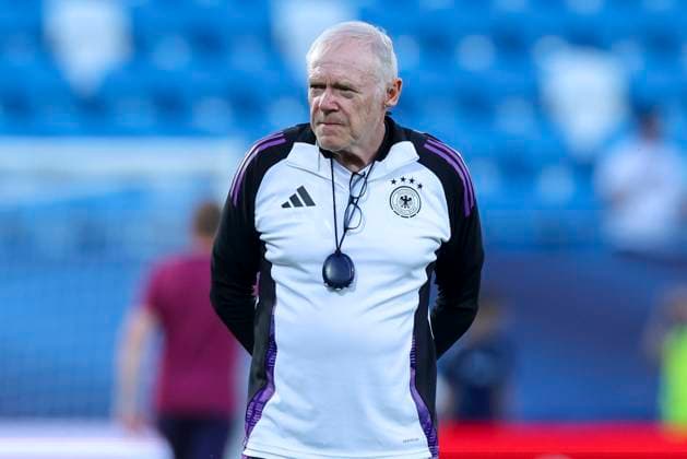 Assistenztrainer Hermann Gerland (Germany) schaut, UEFA European Under-21 Championship 2025 Group Stage, England v Germany, Nitra Stadium am 18. June 2025 in Neutra, Slowakei. (Foto von Marco Steinbrenner DeFodi Images) Assistenztrainer Hermann Gerland (Germany) looks on, UEFA European Under-21 Championship 2025 Group Stage, England v Germany, Nitra Stadium, June 18, 2025 in Nitra, Slovakia. (Photo by Marco Steinbrenner DeFodi Images)