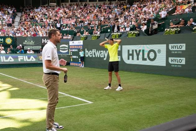 Schiedsrichter Renaud LICHTENSTEIN (links) und Alexander ZVEREV (GER) schauen entsetzt auf die Tribuene, Eine herabgefallene Werbetafel hat eine Zuschauerin auf der Tribuene verletzt, Feature, Symbolfoto, Randmotiv, Marcos Giron (USA) vs. Alexander Zverev (GER) Tennis Terra Wortmann Open 2025 am 18.06.2025 in der OWL Arena Halle Westfalen, Deutschland. Â