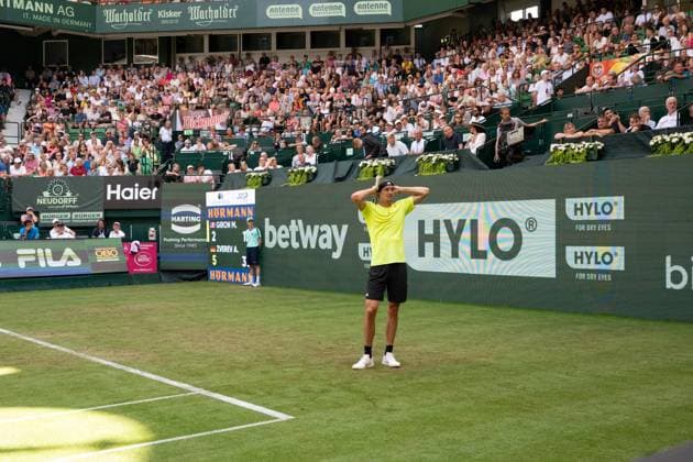 Alexander ZVEREV (GER) schaut entsetzt auf die Tribuene, Eine herabgefallene Werbetafel hat eine Zuschauerin auf der Tribuene verletzt, Feature, Symbolfoto, Randmotiv, Marcos Giron (USA) vs. Alexander Zverev (GER) Tennis Terra Wortmann Open 2025 am 18.06.2025 in der OWL Arena Halle Westfalen, Deutschland. Â