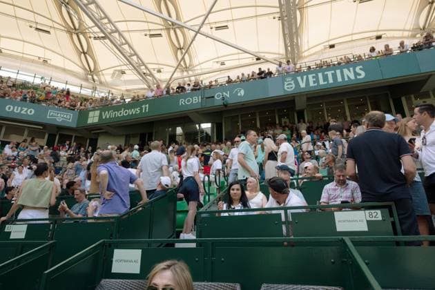 Eine herabgefallene Werbetafel hat eine Zuschauerin auf der Tribuene verletzt, Feature, Symbolfoto, Randmotiv, Marcos Giron (USA) vs. Alexander Zverev (GER) Tennis Terra Wortmann Open 2025 am 18.06.2025 in der OWL Arena Halle Westfalen, Deutschland. Â