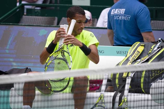 Felix AUGER-ALIASSIKME (CAN) unzufrieden mit seinen Schlaegern, Felix Auger-Aliassime (CAN) vs. Karen Khachanov Tennis Terra Wortmann Open 2025 am 18.06.2025 in der OWL Arena Halle Westfalen, Deutschland. Â