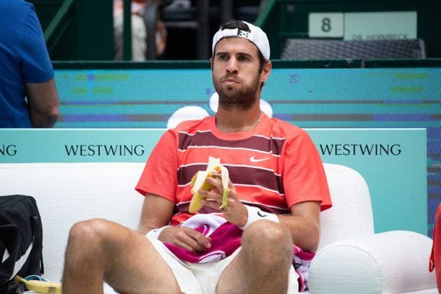 Karen KACHANOV (RUS) isst eine Banane Felix Auger-Aliassime (CAN) vs. Karen Khachanov Tennis Terra Wortmann Open 2025 am 18.06.2025 in der OWL Arena Halle Westfalen, Deutschland. Â