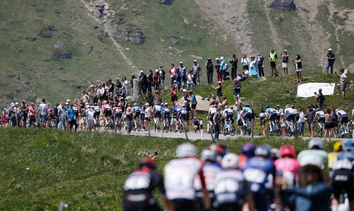 TDS 5.Etappe Fahrer passieren den Julierpass 19.06.2025 Julierpass, SCHWEIZ, Tour de Suisse 5.Etappe La Punt - Santa Maria Fahrer passieren den Julierpass angefeuert von den Zuschauern