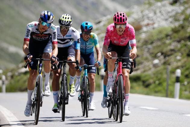 TDS 5.Etappe Aleksandr Vlasov RUS - Neilson Powless USA 19.06.2025 Julierpass, SCHWEIZ, Tour de Suisse 5.Etappe La Punt - Santa Maria Aleksandr Vlasov RUS Team Red Bull Bora Hansgrohe - Neilson Powless USA Team Education Easypost am Julierpass