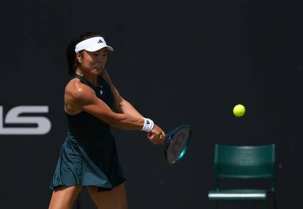 Nottingham Tennis Centre Nottingham, England - Mingge Xu plays a backhand shot to Magda Linette during the match at the Lexus Nottingham Tennis Open, day 5, June 19th 2025. (Paul Bonser SPP) Copyright: xPaulxBonser SPPx spp-en-PaBo-Lexus Nottingham Open 2179