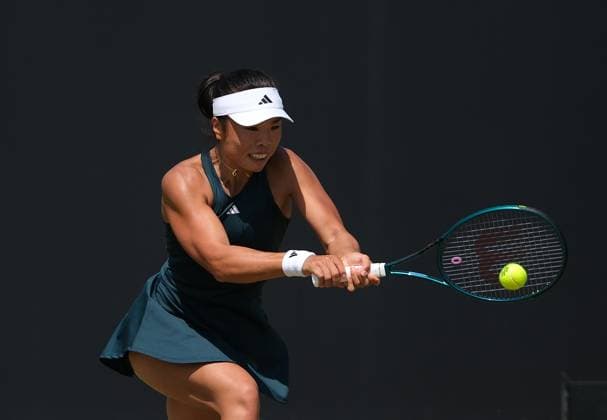 Nottingham Tennis Centre Nottingham, England - Mingge Xu returns to Magda Linette during the match at the Lexus Nottingham Tennis Open, day 5, June 19th 2025. (Paul Bonser SPP) Copyright: xPaulxBonser SPPx spp-en-PaBo-Lexus Nottingham Open 2188