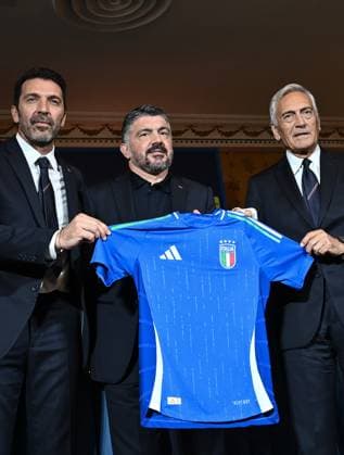 Italy’s Football Federation announces Gennaro Gattuso as new coach ROME, ITALY - JUNE 19: Italy s national football team head coach Gennaro Gattuso (C), the Head of the Delegation Gianluigi Buffon and the President of the Italian Football Federation Gabriele Gravina (R) pose a national team, Nationalteam jersey after a press conference, PK, Pressekonferenz in Rome on June 19, 2025. Gennaro Gattuso was named Italy s new coach. Isabella Bonotto Anadolu Rome Italy. Editorial use only. Please get in touch for any other usage.  Copyright: x2025xAnadoluxIsabellaxBonottox