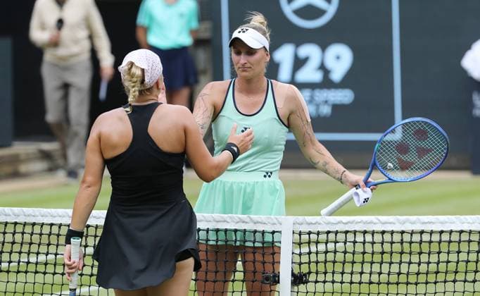Diana Shnaider (RUS) gratuliert Marketa Vondrousova (CZE) im Steffi Graf Stadion HYLO Berlin Tennis Open Damen auf Rasen 19.06.2025