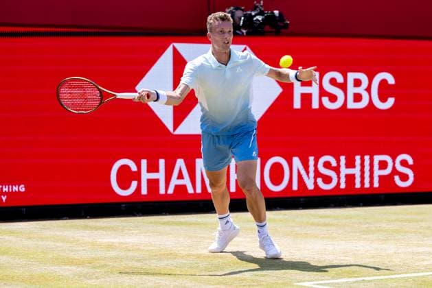 Tennis, ATP-Turnier in London, Queens Club Tennis - 2025 ATP, Tennis Herren Men™s HSBC Championships - Quarter-final - Jiri Lehecka (CZE) vs Gabriel Diallo (CAN) - The Queen™s Club - Thursday 19th June 2025 Jiri Lehecka (CZE) with a forehand return of serve Colorsport Daniel Bearham  csp_ten_quM_db_19062025_