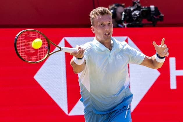 Tennis, ATP-Turnier in London, Queens Club Tennis - 2025 ATP, Tennis Herren Men™s HSBC Championships - Quarter-final - Jiri Lehecka (CZE) vs Gabriel Diallo (CAN) - The Queen™s Club - Thursday 19th June 2025 Jiri Lehecka (CZE) with a forehand return of serve Colorsport Daniel Bearham  csp_ten_quM_db_19062025_