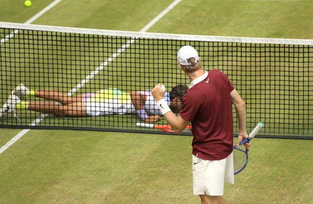 photo : Flavio COBOLLI (ITA) stürzt , und Denis SHAPOVALOV (CAN , rechts) jubelt Tennis-Turnier Terra Wortmann Cup im Gerry Weber Sportpark (OWL-Arena) in Halle Westfalen am Do. 19.06.2025