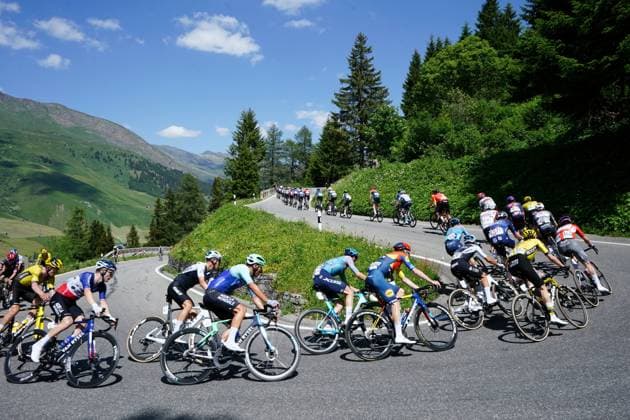 19.06.2025 Schweiz. Tour de Suisse Herren 2025 5. Etappe La Punt - Santa Maria Bild : Die Fahrer im Aufstieg nach dem San Bernardinopass