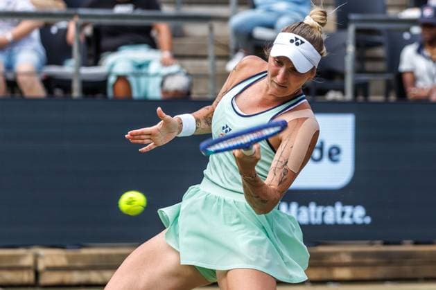 Tennis: WTA, Tennis Damen Tour, Einzel, Damen, Achtelfinale, Sabalenka (Belarus) - Masarova (Schweiz), Steffi-Graf-Stadion. Rebeka Masarova (Schweiz) retourniert einen Ball. Tennis: WTA-Tour