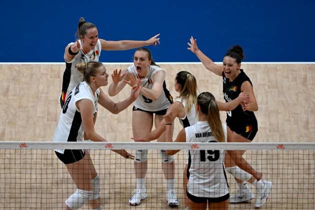 Belgium v Dominican Republic - FIVB Volleyball Nations League ISTANBUL, TURKIYE - JUNE 19: Players of Belgium celebrate after a score during FIVB Women s Nations League (VNL) 2nd week volleyball match between Belgium and Dominican Republic at Sinan Erdem Dome in Istanbul, Turkiye on June 19, 2025. Ahmet Okatali Anadolu Istanbul Turkey. Editorial use only. Please get in touch for any other usage.  Copyright: x2025xAnadoluxAhmetxOkatalix