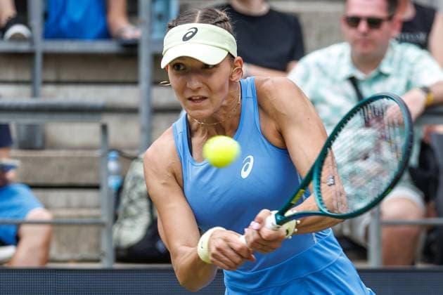 Tennis: WTA, Tennis Damen Tour, Einzel, Damen, Achtelfinale, Sabalenka (Belarus) - Masarova (Schweiz), Steffi-Graf-Stadion. Rebeka Masarova (Schweiz) retourniert einen Ball. Tennis: WTA-Tour