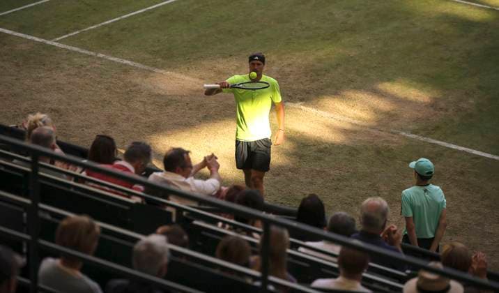 photo : Alexander ZVEREV (GER) zwiaschen Licht und Schatten Tennis-Turnier Terra Wortmann Cup im Gerry Weber Sportpark (OWL-Arena) in Halle Westfalen am Do. 19.06.2025