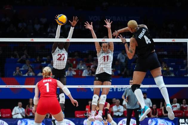 Turkiye v Canada - FIVB Volleyball Nations League ISTANBUL, TURKIYE - JUNE 19: Melissa Teresa Vargas (4) of Turkiye and Andrea Mitrovic (11) of Canada compete during the FIVB Women s Nations League (VNL) 2nd week volleyball match between Turkiye and Canada at Sinan Erdem Dome in Istanbul, Turkiye on June 19, 2025. Hakan Akgun Anadolu Istanbul Turkey. Editorial use only. Please get in touch for any other usage.  Copyright: x2025xAnadoluxHakanxAkgunx