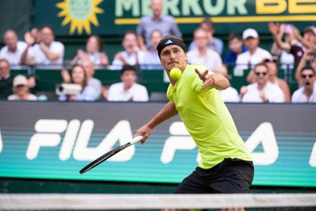 Alexander ZVEREV (GER) Jubel, Jubel, jubeln, Freude, cheers, schlaegt den Ball ins Publikum Tennis Terra Wortmann Open 2025 am 18.06.2025 in der OWL Arena Halle Westfalen, Deutschland. Â