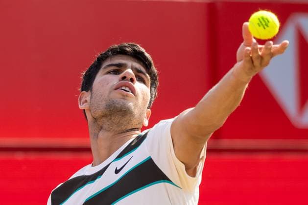Tennis - 2025 ATP, Tennis Herren Men™s HSBC Championships - Quarter-final - Carlos Alcaraz (ESP) vs Jaume Munar (ESP) - The Queen™s Club - Thursday 19th June 2025 Carlos Alcaraz (ESP) serving Colorsport Daniel Bearham  csp_ten_quM_db_19062025_