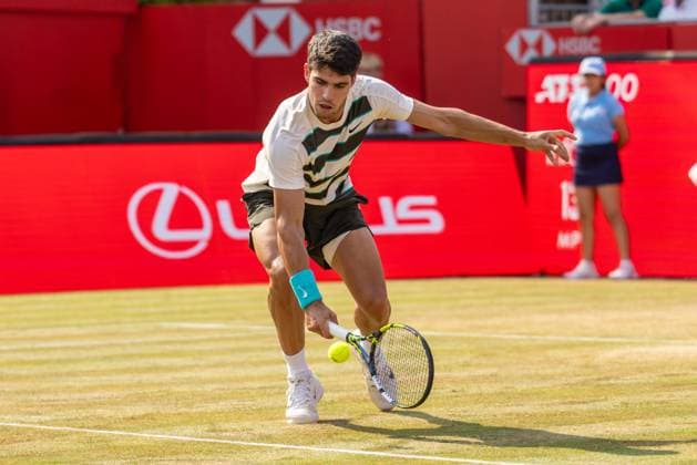 Tennis - 2025 ATP, Tennis Herren Men™s HSBC Championships - Quarter-final - Carlos Alcaraz (ESP) vs Jaume Munar (ESP) - The Queen™s Club - Thursday 19th June 2025 Carlos Alcaraz (ESP) with a low return Colorsport Daniel Bearham  csp_ten_quM_db_19062025_