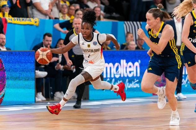 Sport Themen der Woche KW25 Sport Bilder des Tages Alexis Peterson (Deutschland, 01) im Dribbling gegen Frida Eldebrink (Schweden, 06), GER, Deutschland vs. Schweden, Basketball, FIBA Womens EuroBasket 2025, Spieltag 1, 19.06.2025 GER, Deutschland vs. Schweden, Basketball, FIBA Womens EuroBasket 2025, Spieltag 1, 19.06.2025 Hamburg *** Alexis Peterson Germany, 01 dribbling against Frida Eldebrink Sweden, 06 , GER, Germany vs Sweden, Basketball, FIBA Womens EuroBasket 2025, Matchday 1, 19 06 2025 GER, Germany vs Sweden, Basketball, FIBA Womens EuroBasket 2025, Matchday 1, 19 06 2025 Hamburg Copyright: xEibner-Pressefoto MaxxVincenx EP_MVN