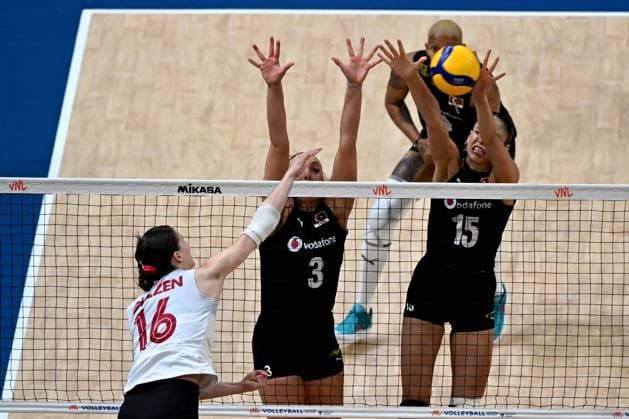 Turkiye v Canada - FIVB Volleyball Nations League ISTANBUL, TURKIYE - JUNE 19: Deniz Uyanik (15) and Cansu Ozbay (3) of Turkiye in action against Abagayle Guezen (16) of Canada during the FIVB Women s Nations League (VNL) 2nd week volleyball match between Turkiye and Canada at Sinan Erdem Dome in Istanbul, Turkiye on June 19, 2025. Ahmet Okatali Anadolu Istanbul Turkey. Editorial use only. Please get in touch for any other usage.  Copyright: x2025xAnadoluxAhmetxOkatalix