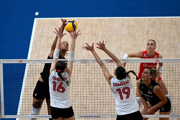 Turkiye v Canada - FIVB Volleyball Nations League ISTANBUL, TURKIYE - JUNE 19: Melissa Teresa Vargas (4) of Turkiye in action against Abagayle Guezen (16) and Emily Maglio (19) of Canada during the FIVB Women s Nations League (VNL) 2nd week volleyball match between Turkiye and Canada at Sinan Erdem Dome in Istanbul, Turkiye on June 19, 2025. Ahmet Okatali Anadolu Istanbul Turkey. Editorial use only. Please get in touch for any other usage.  Copyright: x2025xAnadoluxAhmetxOkatalix