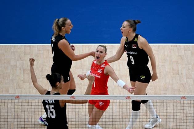 Turkiye v Canada - FIVB Volleyball Nations League ISTANBUL, TURKIYE - JUNE 19: Players of Turkiye celebrate during the FIVB Women s Nations League (VNL) 2nd week volleyball match between Turkiye and Canada at Sinan Erdem Dome in Istanbul, Turkiye on June 19, 2025. Ahmet Okatali Anadolu Istanbul Turkey. Editorial use only. Please get in touch for any other usage.  Copyright: x2025xAnadoluxAhmetxOkatalix