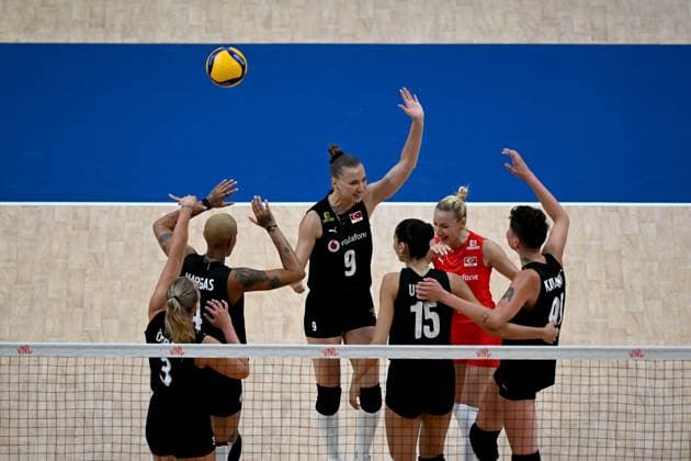 Turkiye v Canada - FIVB Volleyball Nations League ISTANBUL, TURKIYE - JUNE 19: Players of Turkiye celebrate during the FIVB Women s Nations League (VNL) 2nd week volleyball match between Turkiye and Canada at Sinan Erdem Dome in Istanbul, Turkiye on June 19, 2025. Ahmet Okatali Anadolu Istanbul Turkey. Editorial use only. Please get in touch for any other usage.  Copyright: x2025xAnadoluxAhmetxOkatalix
