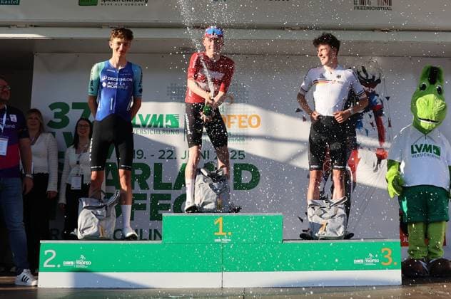 19.06.2025, Radsport, Internationales Junioren-Radrennen 37. LVM Saarland Trofeo, 1. Etappe, 1. Platz: Noah Lindholm Miller Andersen (Dänemark), 2. Platz: Steff van Kerckhove (Decathlon AG2R), Zeno Levi Winter (Deutschland) Elversberg Ursapharm-Arena an der Kaiserlinde Saarland Deutschland (DEU) Copyright: xSebastianxBachx