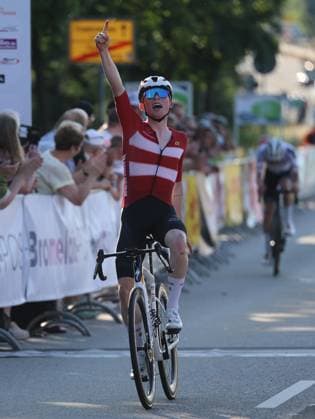 19.06.2025, Radsport, Internationales Junioren-Radrennen 37. LVM Saarland Trofeo, 1. Etappe, Der Sieger Noah Lindholm Miller Andersen (Dänemark) Elversberg Ursapharm-Arena an der Kaiserlinde Saarland Deutschland (DEU) Copyright: xSebastianxBachx
