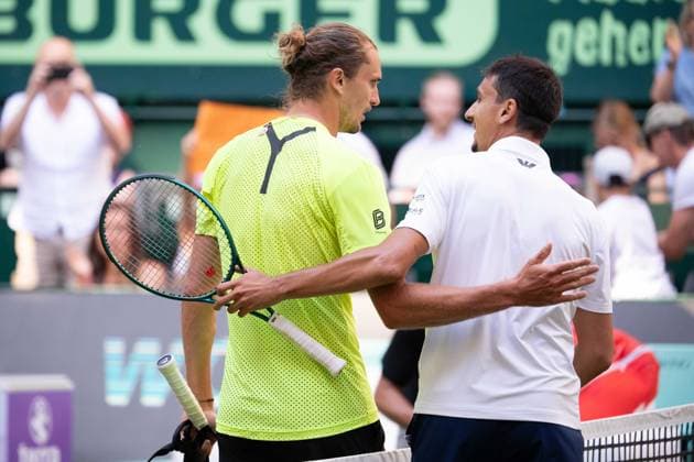 Alexander ZVEREV (GER) links, Sieger, Jubel, Jubel, jubeln, Freude, cheers, handshake mit Lorenzo Sonego (ITA) Tennis Terra Wortmann Open 2025 am 18.06.2025 in der OWL Arena Halle Westfalen, Deutschland. Â