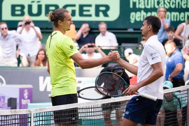 Alexander ZVEREV (GER) links, Sieger, Jubel, Jubel, jubeln, Freude, cheers, handshake mit Lorenzo Sonego (ITA) Tennis Terra Wortmann Open 2025 am 18.06.2025 in der OWL Arena Halle Westfalen, Deutschland. Â