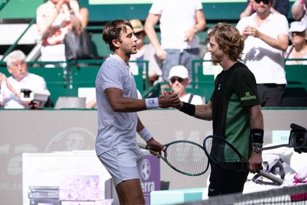 Tomas Martin ETCHEVERRY (ARG), links, Sieger, winner, handshake mit Andrey RUBLEV (RUS) Jubel, jubeln, Freude, cheers, Tennis Terra Wortmann Open 2025 am 18.06.2025 in der OWL Arena Halle Westfalen, Deutschland. Â