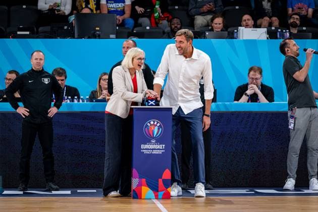 Basketball Hamburg 19.06.2025 FIBA Women™s Eurobasket 2025 Vorrunde Gruppe D Deutschland (GER) - Schweden(SWE) Basketball Hamburg 19.06.2025 FIBA Women™s Eurobasket 2025 Vorrunde Gruppe D Deutschland (GER) - Schweden(SWE) Dr. Christiane Schenderlein Staatsministerin für Dirk Nowitzki Eröffnen das zweite Spiel des Tages