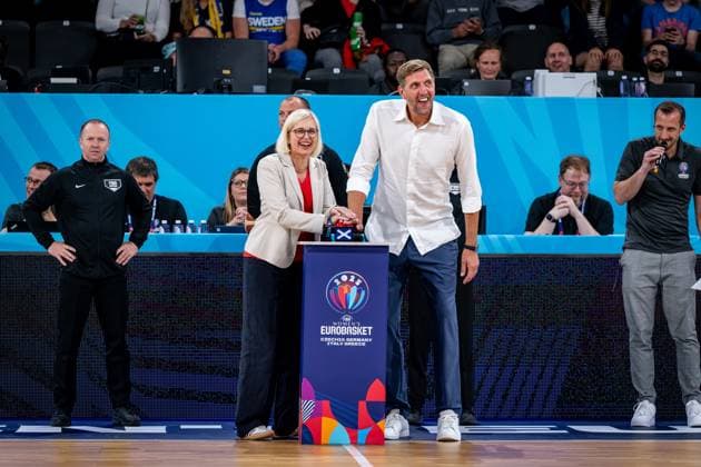 Basketball Hamburg 19.06.2025 FIBA Women™s Eurobasket 2025 Vorrunde Gruppe D Deutschland (GER) - Schweden(SWE) Basketball Hamburg 19.06.2025 FIBA Women™s Eurobasket 2025 Vorrunde Gruppe D Deutschland (GER) - Schweden(SWE) Dr. Christiane Schenderlein Staatsministerin für Dirk Nowitzki Eröffnen das zweite Spiel des Tages