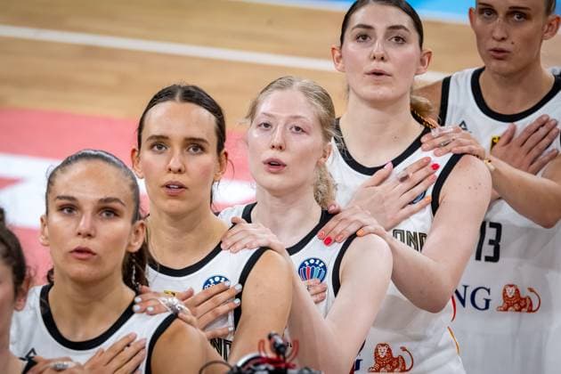 Basketball Hamburg 19.06.2025 FIBA Women™s Eurobasket 2025 Vorrunde Gruppe D Deutschland (GER) - Schweden(SWE) Team Deutchland bei der Nationalhymne Clara Bielefeld (Deutschland, No.25) Emily Bessoir (Deutschland, No.22) Frida Bühner (Deutschland, No.20) Luisa Geiselsöder (Deutschland, No.15) Geiselsoder vlnr. *** Basketball Hamburg 19 06 2025 FIBA Women™s Eurobasket 2025 Preliminary Round Group D Germany GER Sweden SWE Team Germany during the national anthem Clara Bielefeld Germany, No 25 Emily Bessoir Germany, No 22 Frida Bühner Germany, No 20 Luisa Geiselsöder Germany, No 15 Geiselsoder vlnr