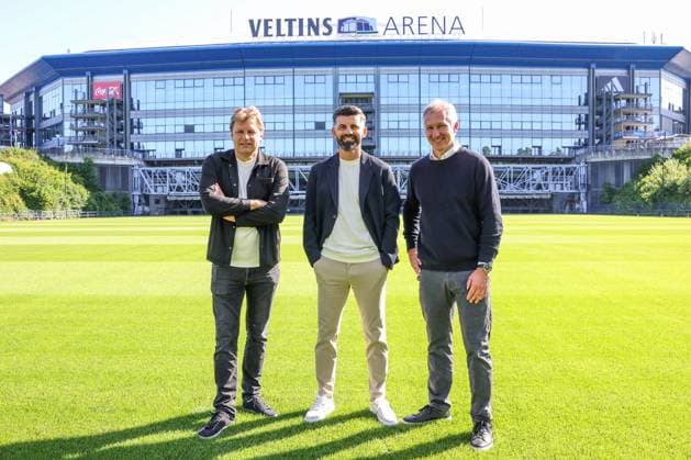 20.06.2025, Fussball, Saison 2025 2026, Trainervorstellung FC Schalke 04, v. l. Youri Mulder (FC Schalke 04), Cheftrainer Miron Muslic (FC Schalke 04), Frank Baumann (FC Schalke 04) Gelsenkirchen NRW Deutschland xRHR-FOTO TRx Copyright: TimxRehbein RHR-FOTOx RHR-FOTO TR