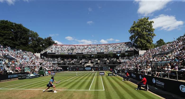 Ons Jabeur (TUN) vs Marketa Vondrousova (CZE) im Steffi Graf Stadion Übersicht Sportstätte Totale HYLO Berlin Tennis Open Damen auf Rasen 20.06.2025