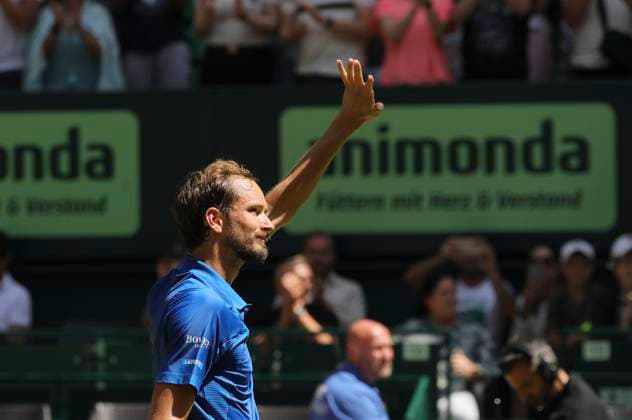 Sport Bilder des Tages photo : Siegesjubel bei Daniil MEDVEDEV (RUS) Tennis-Turnier Terra Wortmann Cup im Gerry Weber Sportpark (OWL-Arena) in Halle Westfalen am Fr. 20.06.2025