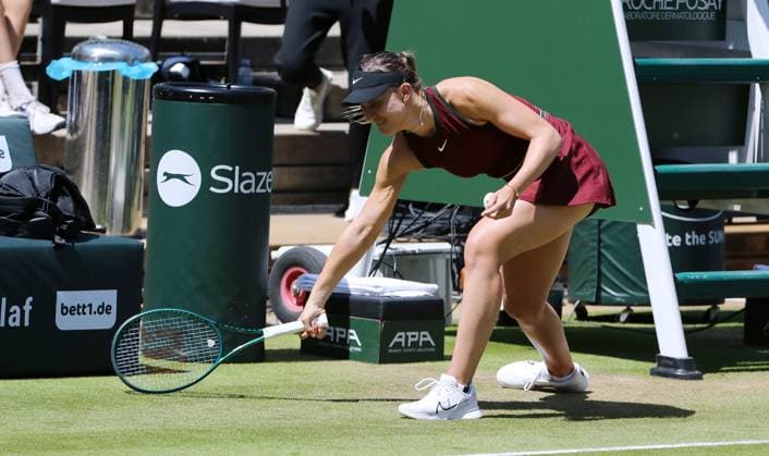 Sport Bilder des Tages Paula Badosa (ESP) wütend, enttäuscht, muss wegen Verletzung aufgeben gegen Xinyu Wang (CHN) Steffi Graf Stadion HYLO Berlin Tennis Open Damen auf Rasen 20.06.2025