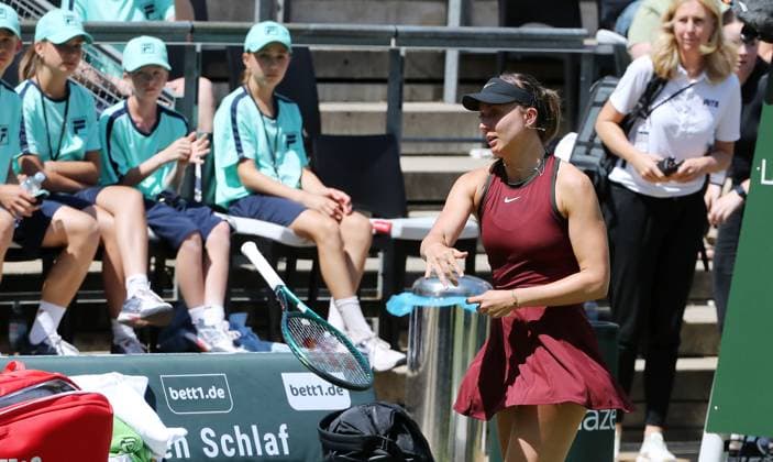 Paula Badosa (ESP) wütend, enttäuscht, muss wegen Verletzung aufgeben gegen Xinyu Wang (CHN) Steffi Graf Stadion HYLO Berlin Tennis Open Damen auf Rasen 20.06.2025