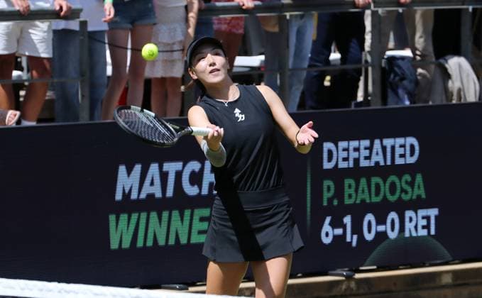 Xinyu Wang (CHN) gewinnt gegen Paula Badosa (ESP) wegen Aufgabe Verletzung Steffi Graf Stadion HYLO Berlin Tennis Open Damen auf Rasen 20.06.2025