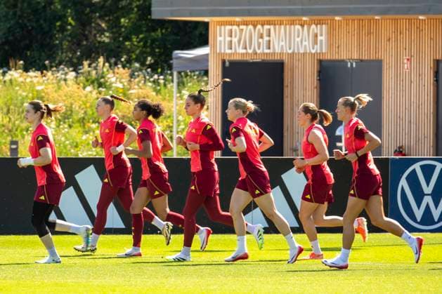 Sport Themen der Woche KW25 Sport Bilder des Tages Reportage 20.06.2025 Die Fußball Frauen-Nationalmannschaft im DFB absolviert ihr erstes Training zur Euro 2025 im Home Ground von adidas in Herzogenaurach Warmlaufen in Herzogenaurach Herzogenaurach Bayern Deutschland *** Report 20 06 2025 The DFB womens national soccer team completes its first training session for Euro 2025 at the adidas Home Ground in Herzogenaurach Warm-up in Herzogenaurach Herzogenaurach Bavaria Germany