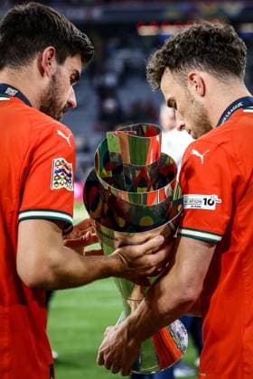 2025.06.08 xJFx UEFA Nations League 2024 25 Finale Portugal - Spanien v.l., Ruben Neves (Portugal) und Diogo Jota (Portugal) mit Poklal (UEFA REGULATIONS PROHIBIT ANY USE OF PHOTOGRAPHS as IMAGE SEQUENCES and or QUASI-VIDEO) Copyright: JoaquimxFerreira