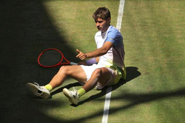 photo : der Verlierer Flavio COBOLLI (ITA) stürzt im 2. Satz im Match gegen ZVEREV (GER) Tennis-Turnier Terra Wortmann Cup im Gerry Weber Sportpark (OWL-Arena) in Halle Westfalen am Fr. 20.06.2025