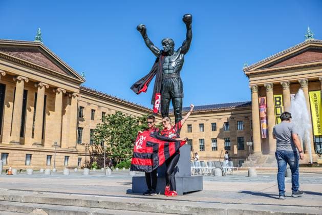 Fußball, FIFA Klub WM, Fans von Flamengo Rio de Janeiro am Rocky Balboa Denkmal in Philadelphia Flamengo fans visit the steps of the Rocky Balboa in Philadelphia Flamengo fans visit the steps of the Rocky Balboa stadium before the match against Chelsea in the Club World Cup in Philadelphia, United States, this Friday, June 20, 2025 Philadelfia Lincoln Financial Field PA United States Copyright: xWilliamxVolcovx