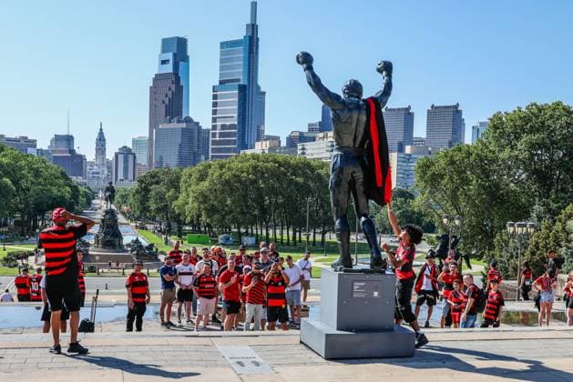 Fußball, FIFA Klub WM, Fans von Flamengo Rio de Janeiro am Rocky Balboa Denkmal in Philadelphia Flamengo fans visit the steps of the Rocky Balboa in Philadelphia Flamengo fans visit the steps of the Rocky Balboa stadium before the match against Chelsea in the Club World Cup in Philadelphia, United States, this Friday, June 20, 2025 Philadelfia Lincoln Financial Field PA United States Copyright: xWilliamxVolcovx